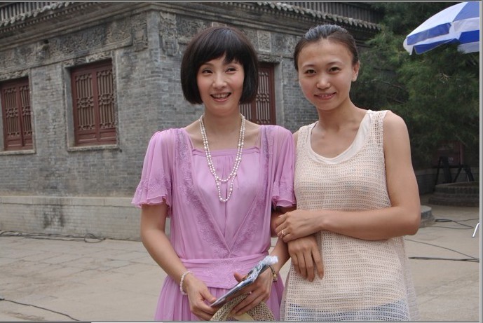 淄博化妆培训学校学员在北京和陶红合影